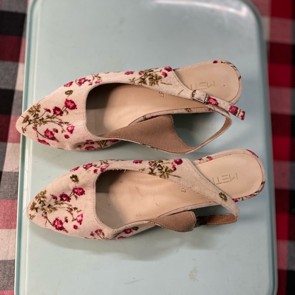 Metro cream flower pattern shoes - Picture 4 of 7